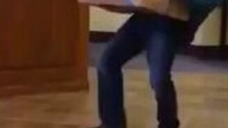 Несёт в коробке человека! - смотреть видео (0:54)