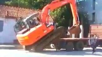 Самопогрузка экскаватора - смотреть видео (1:53)