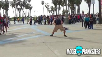 Смешной розыгрыш с перекладиной - смотреть видео (2:37)