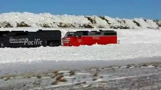 Поезд застревает в сугробе - смотреть видео (2:20)