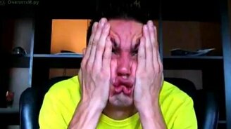 Смешно корчит рожи - смотреть видео (1:01)