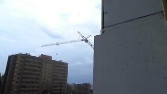 Падение строительного крана во дворе - смотреть видео (0:25)