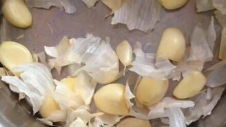 Как почистить головку чеснока за 10 секунд - смотреть видео (0:44)