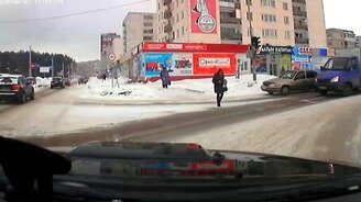 Как надо переходить дорогу - смотреть видео (0:33)