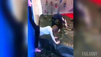 Опасная гимнастика - смотреть видео (0:05)