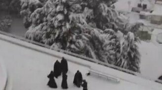 Монахи играют в снежки - смотреть видео (0:43)