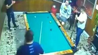 Удачливый бильярдист-любитель - смотреть видео (0:51)