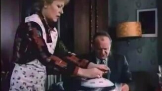 А ему ботинки почистила? - смотреть видео (2:04)