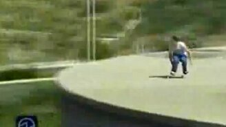 Шокирующий трюк на скейте - смотреть видео (0:17)