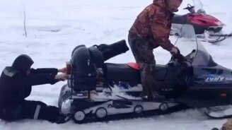 Мужика засосало в снегоход - смотреть видео (1:26)