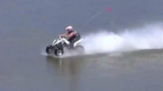 На квадроцикле по глади воды - смотреть видео (1:01)