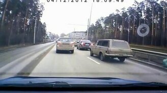 Ловушка для наглых водителей - смотреть видео (0:42)