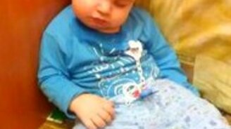 Вроде спит, а вроде и нет - смотреть видео (0:51)