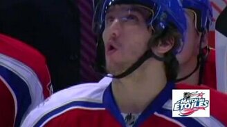 Реакция хоккеиста на девушек - смотреть видео (0:53)