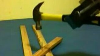 Нельзя забить гвоздь через интернет - смотреть видео (0:24)