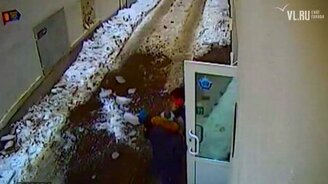 С крыши здания упало несколько тонн снега - смотреть видео (0:37)