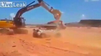 Умелое уничтожение авто экскаватором - смотреть видео (3:01)