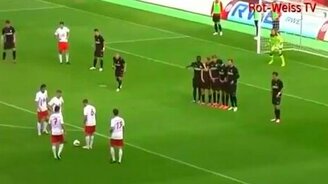 Очень хитроумный штрафной - смотреть видео (0:22)