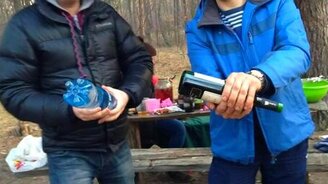 Как открыть вино пластиковой бутылкой - смотреть видео (0:38)