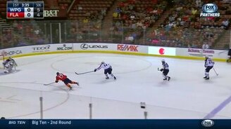 Внезапный хоккейный гол - смотреть видео (0:45)