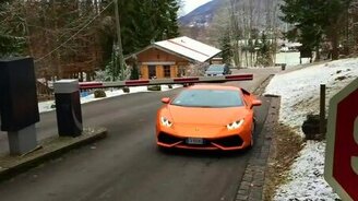 Спорткар против шлагбаума - смотреть видео (0:09)