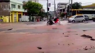 Неожиданная дыра на дороге - смотреть видео (0:11)