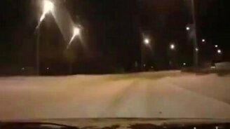 Опасный разворот на автобусе - смотреть видео (0:23)