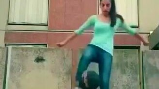 Девушка ловко управляется с мячом - смотреть видео (0:15)