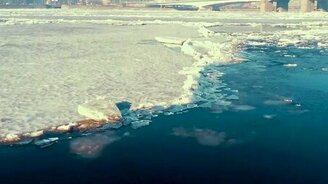 На Неве тронулся лёд - смотреть видео (1:30)