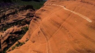 Велосипедист на отвесной рыжей горе - смотреть видео (1:07)