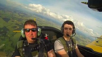 Пилот щекочет нервы друзьям - смотреть видео (2:16)