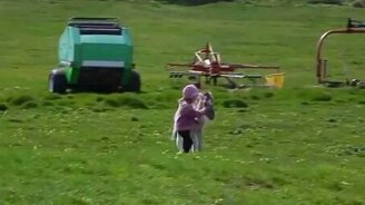 Ребёнок и жеребёнок - смотреть видео (0:42)