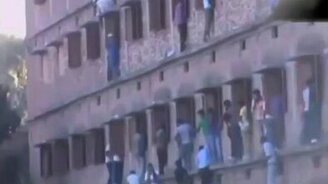 Как в Индии передают шпаргалки на экзамен - смотреть видео (0:35)