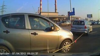 Буксировка и девушка за рулём - смотреть видео (0:29)