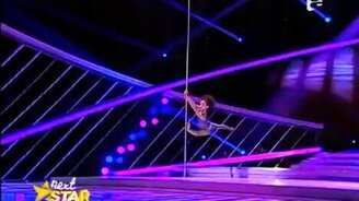 Ловкая маленькая акробатка - смотреть видео (4:13)