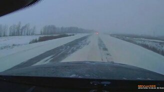 Повезло не попасть под прицеп - смотреть видео (0:36)