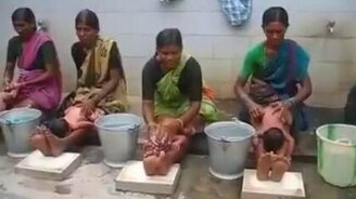 Массовое купание индусят - смотреть видео (0:47)