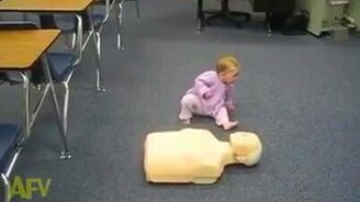 Малыш оказывает первую помощь - смотреть видео (1:00)