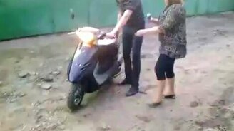 Разреши девушке покататься на мопеде - смотреть видео (0:22)