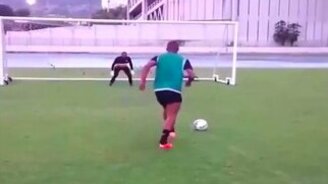 Надурил вратаря - смотреть видео (0:27)