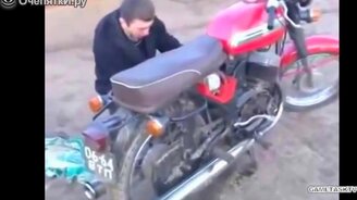 Деревенский трамплин для мотоциклиста - смотреть видео (0:28)