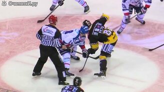 Вернул товарищу клюшку - смотреть видео (0:43)