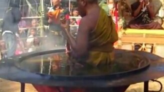 Монах варится в котле - смотреть видео (0:32)