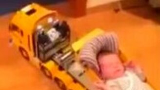 Отец убаюкал сынишку - смотреть видео (1:57)