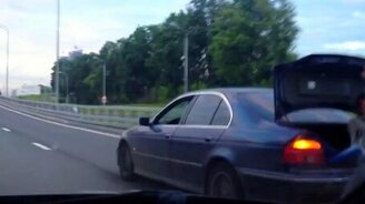 Буксировка автомобиля при помощи шины - смотреть видео (1:02)