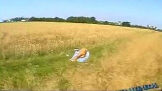 Удачно приземлился на поле... - смотреть видео (0:43)