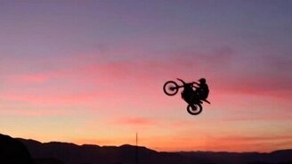 Трюки в пустыне на мотоциклах - смотреть видео (3:39)