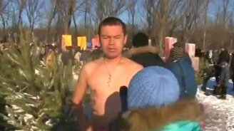 Ну как, холодно купаться? - смотреть видео (0:11)