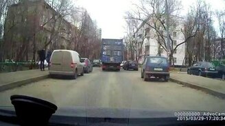 Фура прихватила с собой ГАЗель - смотреть видео (1:00)