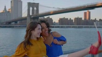 Обувь для создания автопортретов с телефона - смотреть видео (1:23)